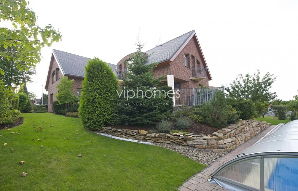 Pronájem vily 384 m², pozemek 903 m²